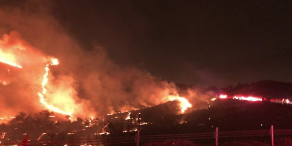 GORI KALIFORNIJA! 7.000 LJUDI EVAKUISANO! Vatrogasci ne mogu da ugase vatrenu stihiju! /FOTO, VIDEO/
