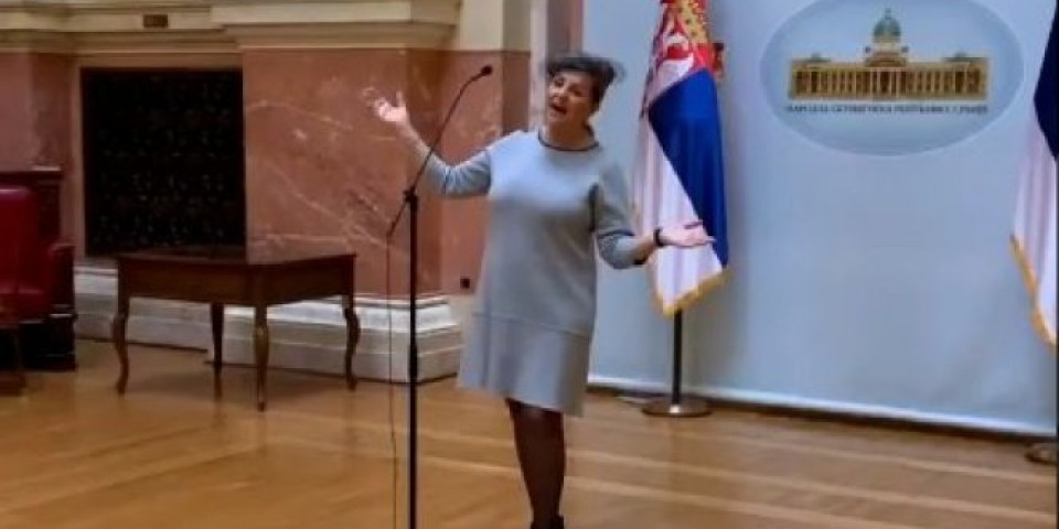 "GOSPOĐO, JE L' VAS NIJE SRAMOTA U VAŠIM GODINAMA?" Ana Bekuta objavila snimak iz Skupštine Srbije i nastao je haos! Jedni je pljuju, drugi podržavaju, a evo šta je zapravo uradila /VIDEO/