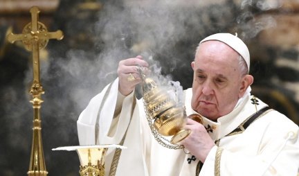 SVET ZABRINUT, ŠTA SE DEŠAVA SA POGLAVAROM RIMOKATOLIČKE CRKVE?! Papa Franja otkazao tri učešća zbog BOLOVA U KRSTIMA!
