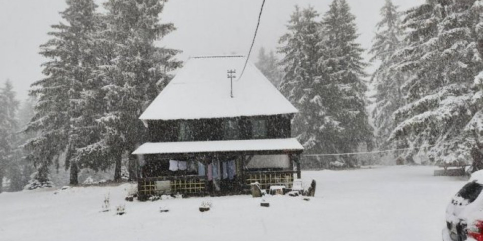 KRITIČNO u Kamenoj gori, SNEŽNI NANOSI PREKO JEDNOG METRA, u Prijepolju palo 40 centimetara snega!