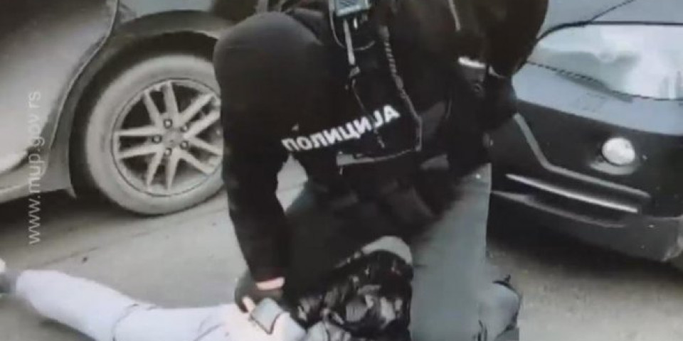 KAKO HAPSI SRPSKA POLICIJA! Pogledajte spektakularnu akciju hapšenja dilera u Beogradu i Šapcu! /VIDEO/