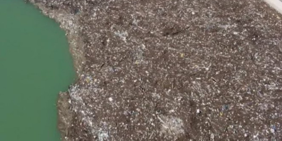 OVO JE NAJRUŽNIJA SLIKA U SRBIJI - PLUTAJUĆA DEPONIJA! Stotine kubika smeća na Potpećkom jezeru! Foto/Video