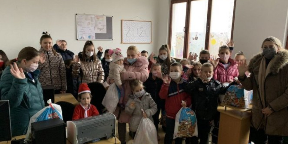 MALIŠANI S OSMEHOM NA LICU! Kancelarija za KiM organizuje dodelu novogodišnjih i božićnih paketića za decu iz srpskih sredina! /VIDEO/
