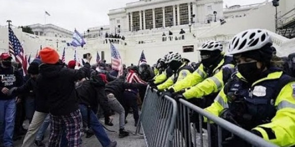 /FOTO/VIDEO/ AMERIKA NA IVICI GRAĐANSKOG RATA! Specijalne snage ušle u Kongres i izvele demonstrante!