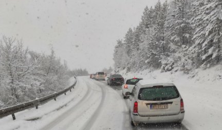 OBRATITE PAŽNJU AKO KREĆETE NA PUT Evo kakvo je stanje na putevima u Srbiji, gde ima gužvi zbog snega, a GDE NEĆETE MOĆI BEZ LANACA