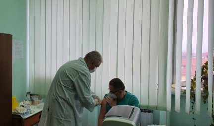 REDOVI MAKEDONACA U VRANJU, svi žele da se vakcinišu u Srbiji!