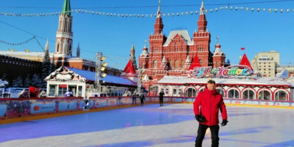 DESETKA ZA UMJETNIČKI DOJAM! Ambasador Lazanski pokazao klizačko umeće na Crvenom trgu u Moskvi! Foto/Video
