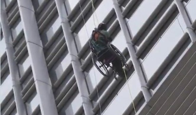 BRAVO, SVAKA ČAST! Ovo je prvi čovek koji se u invalidskim kolicima popeo pomoću sajle na soliter visok 250 metara, A MOTIV JE MNOGE RASPLAKAO! /VIDEO/