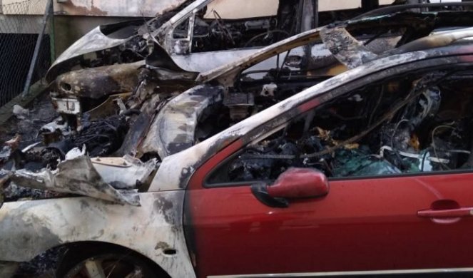 GORELI AUTOMOBILI U KRAGUJEVCU: Potpuno uništena dva vozila, a još jedno oštećeno, VATRA JE IZBILA U GLUVO DOBA NOĆI