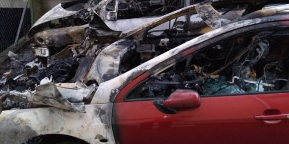 GORELI AUTOMOBILI U KRAGUJEVCU: Potpuno uništena dva vozila, a još jedno oštećeno, VATRA JE IZBILA U GLUVO DOBA NOĆI