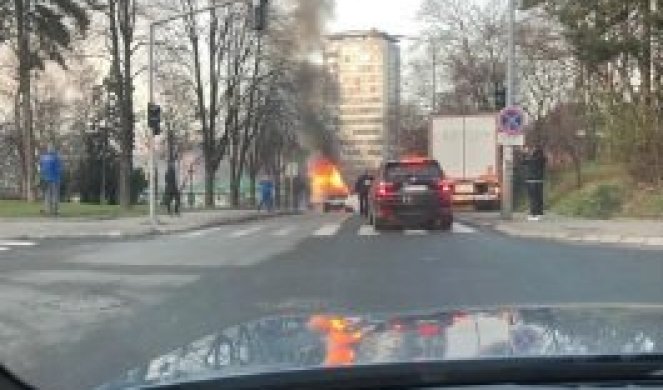 IZGOREO AUTOMOBIL NA ZVEZDARI: Vatra je pokuljala iz vozila nasred ulice, nikom nije jasno kako