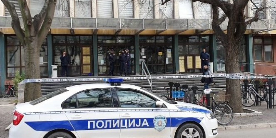 Muški glas pozvao i rekao "IMATE BOMBU"! Evakuisan sud u Novom Sadu!