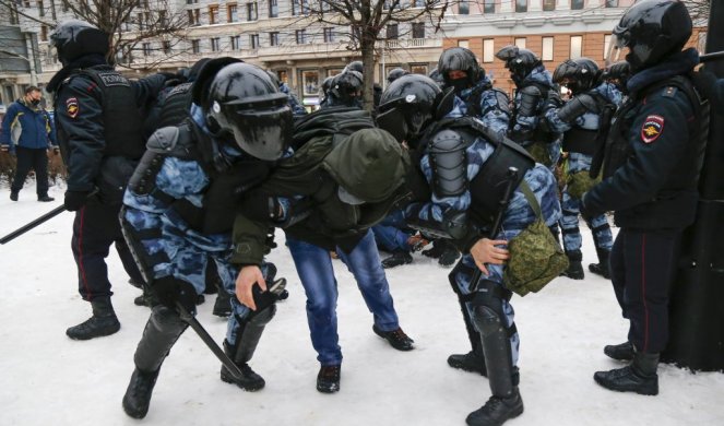 HAOS U MOSKVI NA PROTESTU PODRŠKE NAVALJNOM! Policija tuče i hapsi, privedeno voše od 1.000 ljudi, među njima i supruga ruskog opozicionara! /FOTO, VIDEO/