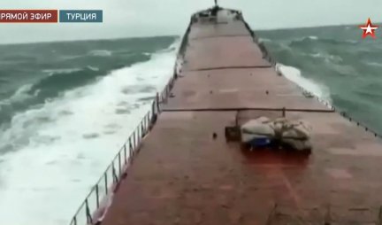 SLOMIO SE NA DVA DELA! Prvi snimci potonuća ruskog broda u Crnom moru!  /VIDEO/