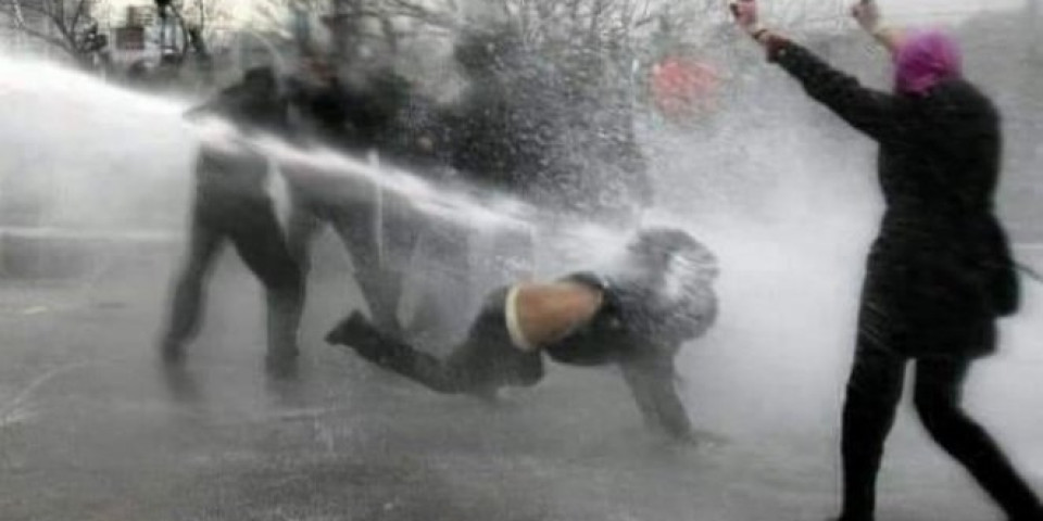 PRKOSE VOJNOJ HUNTI U MJANMARU! Policija pokušava da razbije skup vodenim topovima i pucnjavom iz VATRENOG ORUŽJA! /VIDEO/