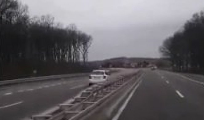 SAMO ČUDOM NIKOG NIJE UBIO! Dva minuta vozio u suprotnom smeru na auto-putu! /VIDEO/