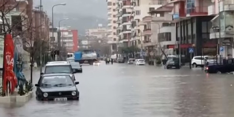 ALBANIJA POD VODOM! Velike poplave u Skadru i Valoni, vojska evakuiše stanovništvo! /VIDEO/