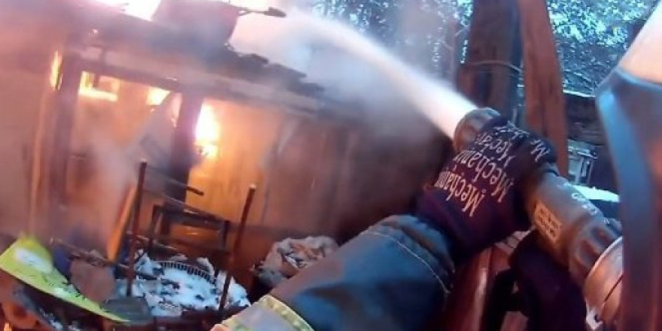 BORBA SA VATROM IZ PRVOG LICA! Neverovatni snimci ruskih vatrogasaca! /VIDEO/