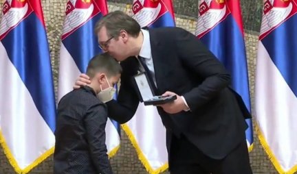 DIRLJIV MOMENAT NA CEREMONIJI DODELE ORDENJA! Vučić malom Urošu uručio odlikovanje za preminulog oca i poljubio ga u glavu! /Foto/