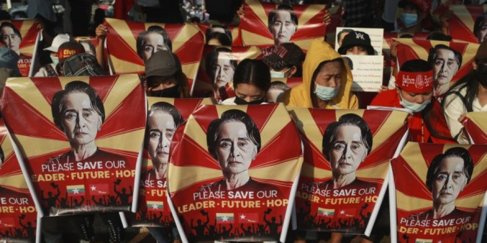 NOVA OPTUŽNICA PROTIV SVRGNUTE PREMIJERKE! Protesti zbog puča u Mjanmaru se ne smiruju!