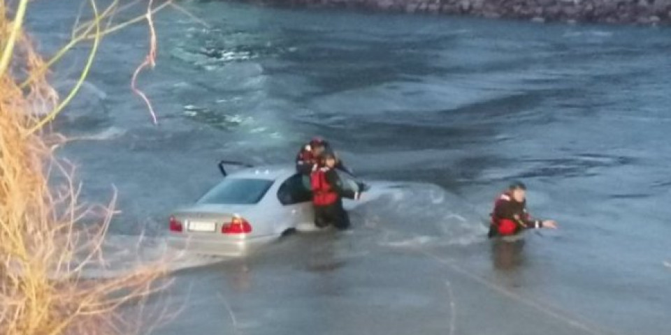 JEZIV SNIMAK DRAME U NIŠU! Čovek na krovu automobila kuka na sav glas i moli za pomoć! Uleteo u reku, a ne zna da pliva /FOTO/VIDEO/