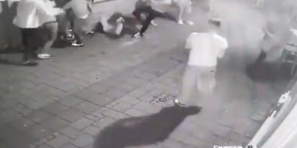 BRUTALNA TUČA U NOVOM SADU! Šutirali ga dok je ležao na podu, a potom mu je napadač SKOČIO NA GLAVU! /VIDEO/