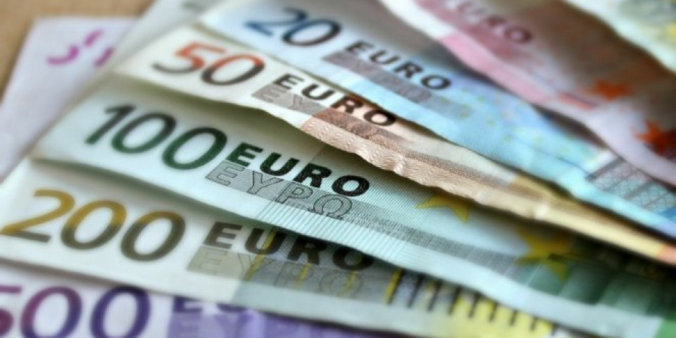 DANAS POČINJE ISPLATA DRŽAVNE POMOĆI! "Leže" prvih 30 evra! Ako se još niste prijavili EVO DO KADA TO MOŽETE UČINITI!