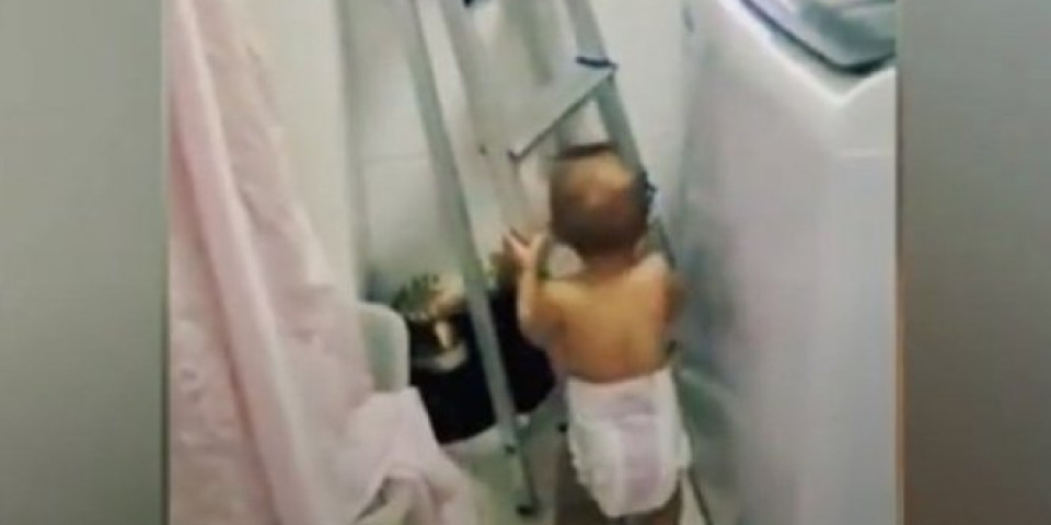 Beba prišla merdevinama, a onda je usledila NEVEROVATNA SCENA: Snimak zbog kojeg ljudi TRLJAJU OČI U NEVERICI /VIDEO/