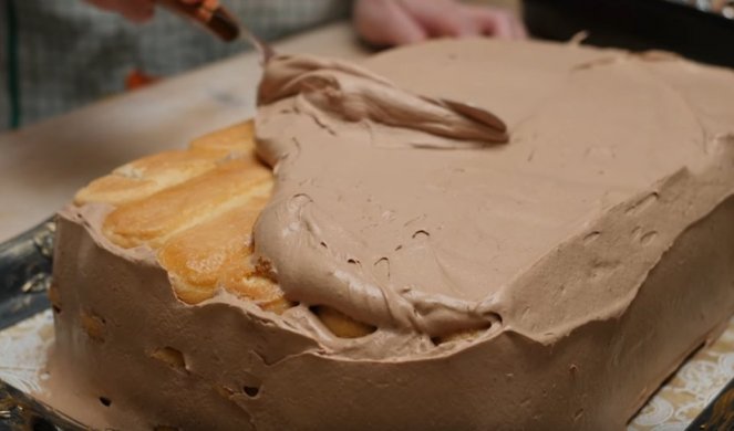 ČOKOLADNA TORTA SA PIŠKOTAMA I KREMOM! Jednostavna priprema za omiljeni desert /VIDEO/