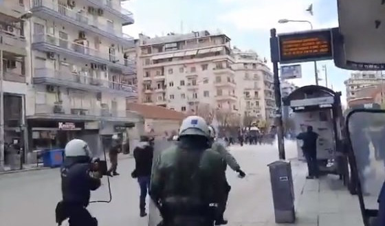 VELIKI SUKOBI U SOLUNU! Demonstranti osuli kamenicama, policija uzvratila suzavcem! /VIDEO/