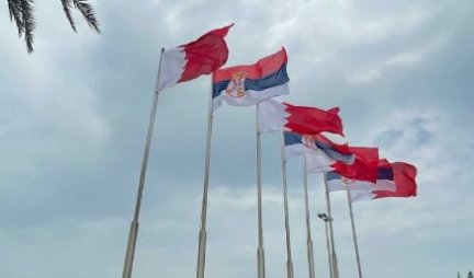 Predsednik Vučić putuje u posetu Bahreinu, GLAVNI GRAD OKIĆEN SRPSKIM ZASTAVAMA /VIDEO/