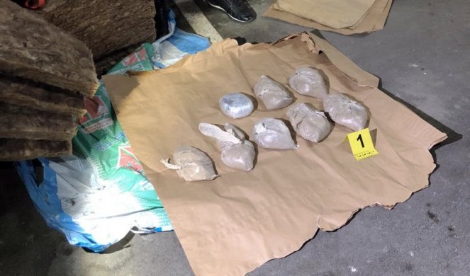 Osam paketića heroina nađeno u cevi odvoda toalet šolje