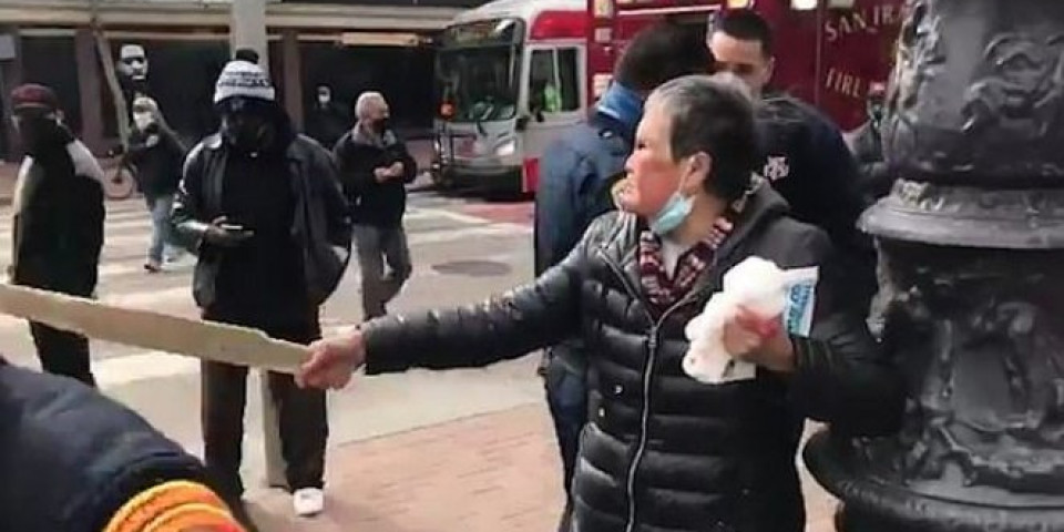 Iz čista mira udario u lice baku (76) koja je čekala na pešačkom: NIJE NI SLUTIO ŠTA GA ČEKA /VIDEO/