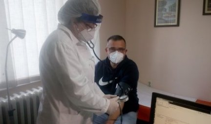 Ministar Nedimović danas vakcinisan AstraZenekom u Mačvanskoj Mitrovici!