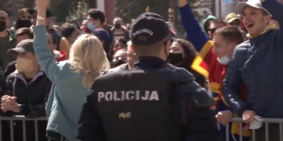 HAOS NA CETINJU, KOMITE DIVLJAJU! Policija blokirala ulice zbog posete premijera, flašama gađali političare! /VIDEO/