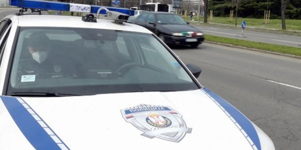 POLICIJA SLUPALA DVA AUTOMOBILA JUREĆI LOPOVA! Nemanja je bežao ukradenim fordom, ali nije daleko stigao
