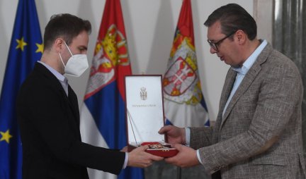 Predsednik Vučić uručio orden Stefanu Milenkoviću: Hvala što ste imali dovoljno hrabrosti da budete uz svoju zemlju kada je bilo lakše da to ne budete /VIDEO/