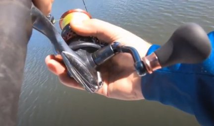 E OVO DO SADA NISTE VIDELI! Ribar mislio da je ulovio veliku ribu, ono što je izvukao iz vode ga je ZAPREPASTILO! (VIDEO)