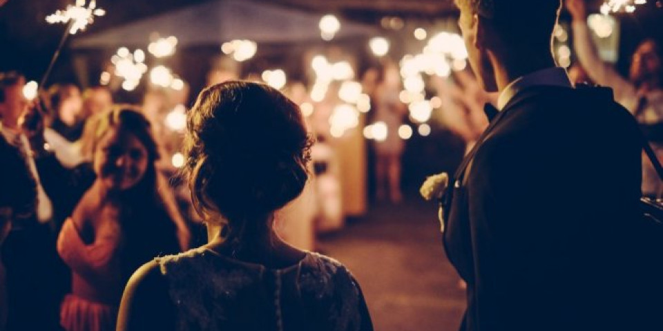Gosti na svadbi zanemeli od šoka kada su VIDELI DEVERUŠU
