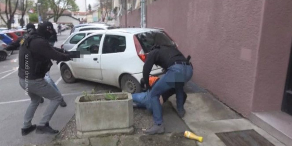 EFIKASNA AKCIJA ČAČANSKE POLICIJE! Uhapšen razbojnik koji je uz pretnju pištoljem opljačkao apoteku