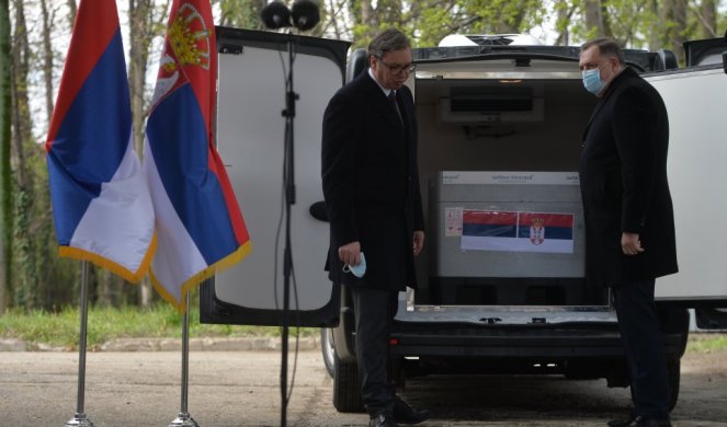 ZDRAVSTVO JE JEDAN OD ČETIRI STUBA MOĆI DRŽAVE! Vučić uručio Dodiku 10.000 doza AstraZeneka vakcine! Foto/Video
