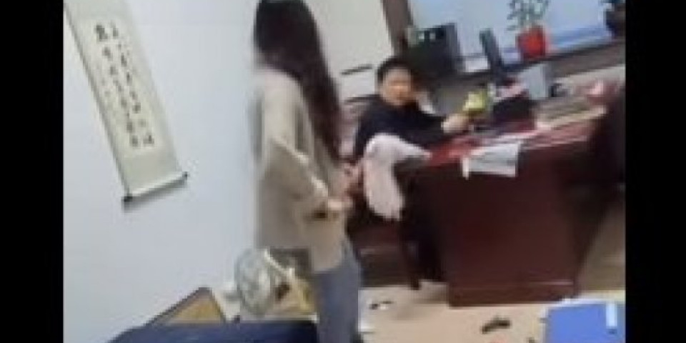 UMLATILA ŠEFA METLOM! Kineskinja uletela u kancelariju, letele knjige, voda prolivena... Snimak obišao svet! /VIDEO/