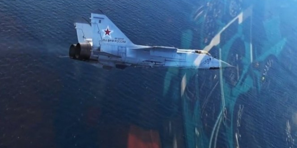 IZBEGAVANJE NAPADA I RAKETNA PALJBA! Piloti lovaca MiG-31BM u akciji iznad Tihog okeana /VIDEO/