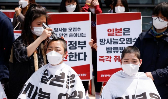PROTEST ZBOG ODLUKE JAPANA DA U MORE ISPUSTI KONTAMINIRANU VODU IZ NUKLEARKE!  Studenti iz Južne Koreje OBRIJALI GLAVE ispred ambasade! /FOTO/