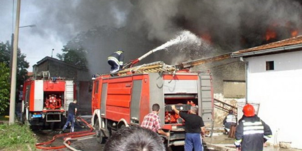 DOMAĆINU IZGORELA ŠTALA! Požar u selu Mačkovac kod Kruševca, gasilo osam vatrogasaca sa tri vozila