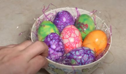 VASKRŠNJA UMETNOST! Nećete verovati kako su ova jaja ofarbana! /VIDEO/