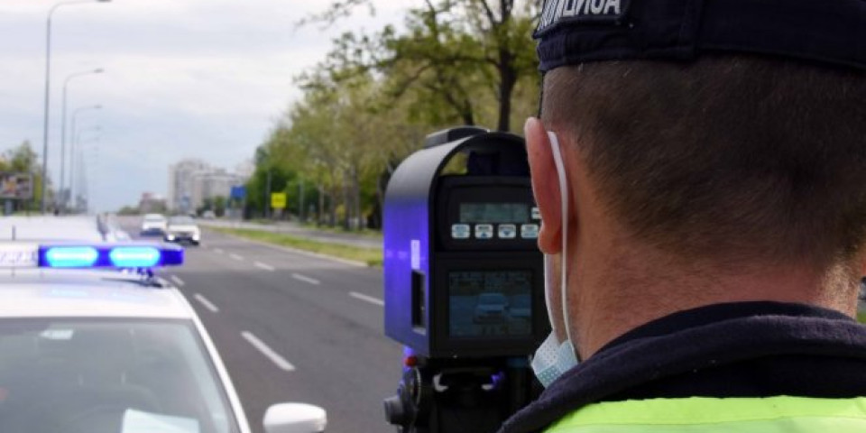 Mladića (25) za volanom "mercedesa" usred noći zaustavili saobraćajci i IMALI SU ŠTA I DA VIDE