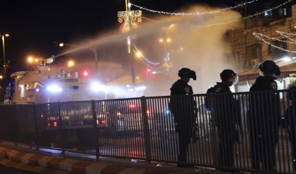 ŽESTOKI SUKOBI U JERUSALIMU, IZRAELSKA POLICIJA UPALA U DŽAMIJU AL AKSA! Povređeno 205 Palestinaca i 17 izraelskih policajaca! /VIDEO/