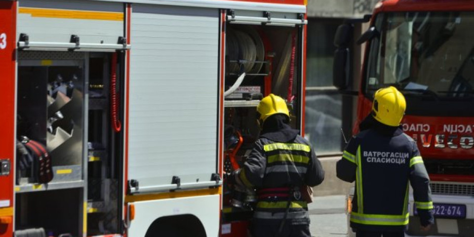 Požar u fabrici vode na Futoškom putu, jedna osoba prevezena u bolnicu