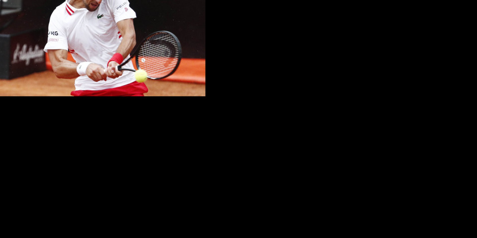 SNIMAK KOJI JE OBIŠAO PLANETU! Novakov navijač sa srpskom zastavom na tribinama u Rimu! /VIDEO/